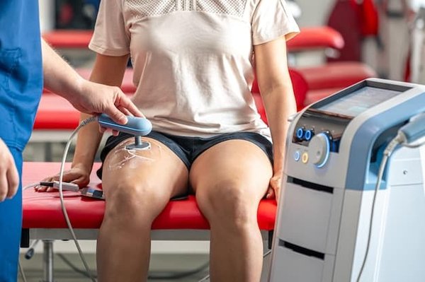 Quels sont les rôles des spécialistes du genou ?